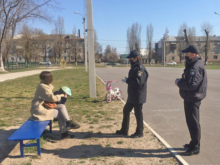 Поліцейські терпляче роз’яснюють правила безпечного гуляння. Фото з сайту facebook.com/police.kharkov